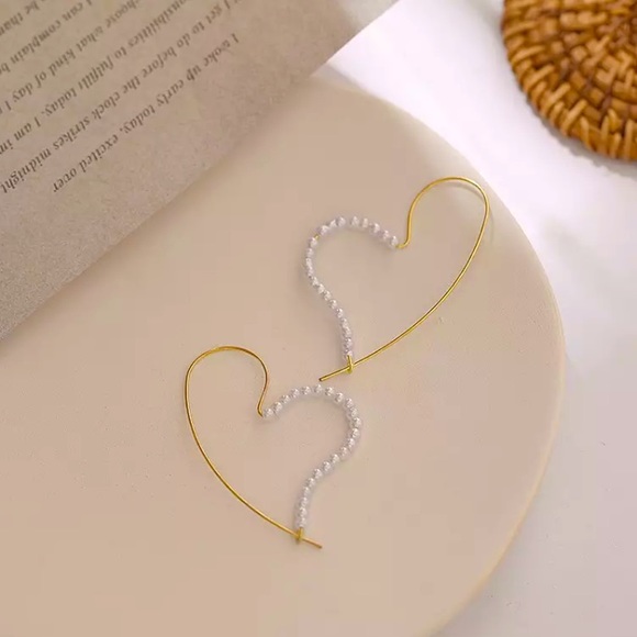 “Queen of Hearts” Pearl Hoop Dainty Retro Earrings - Picture 4 of 12